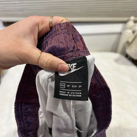 Nike Shorts Womens X Small Purple Lined Iridescent Windbreaker Trunks - Picture 3 of 6